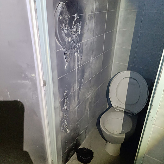 Evakuace i výjezd hasičů. V pražské střední škole hořel toaletní papír