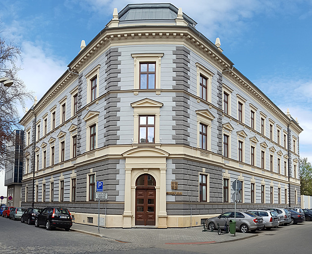 Trestala za dopravní nehody, teď opilá soudkyně sama bourala. Hrozí jí vězení