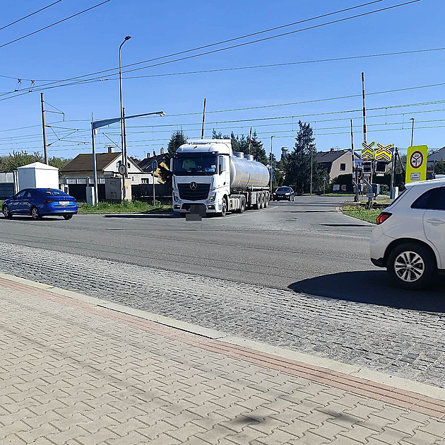 Kamion uvázl mezi závorami, blížily se dva vlaky. Svědek vyfotil hazard na přejezdu