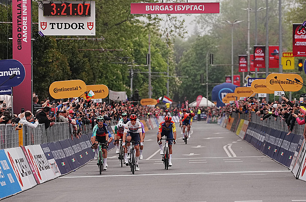 Giro ONLINE: Loučení s Bulharskem. Peloton se baví, v poklidu vyhlíží sprint