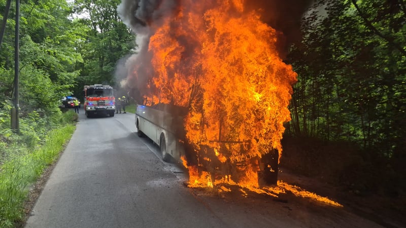 Požár autobusu na Opavsku: Plameny ho pohltily takřka celý, zasahovaly tři jednotky hasičů