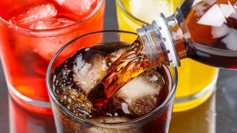 Sladké limonády jsou pro ženy rizikovější než pro muže, naznačují vědci. Spojují je s rakovinou