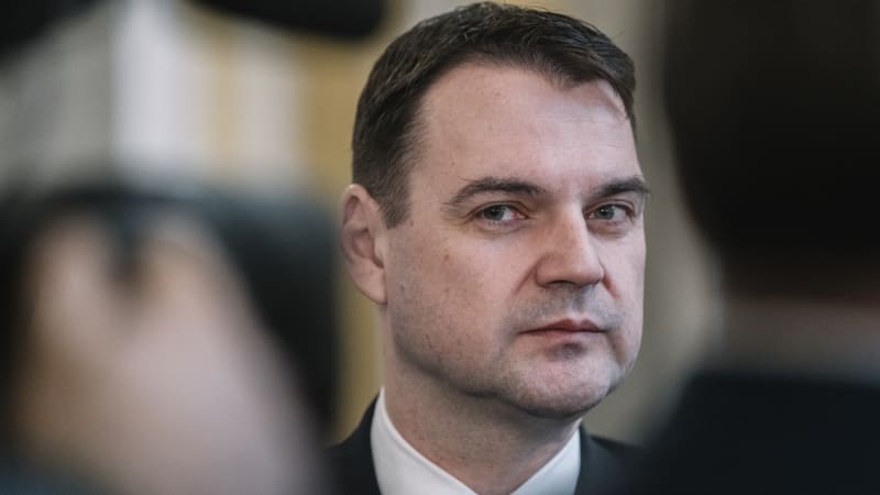 Rozkol v koalici kvůli rozpočtu pokračuje. Macinka navrhl úspory, Schillerová jeho plány krotí