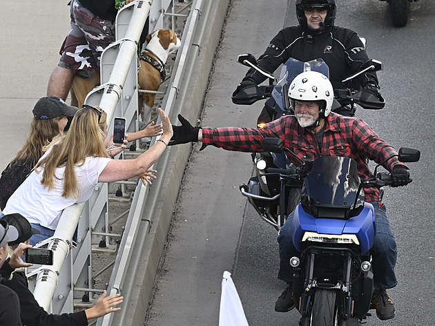 Ve flanelce a na Harleyi. Pavel projel v čele 800 motorkářů Prahou