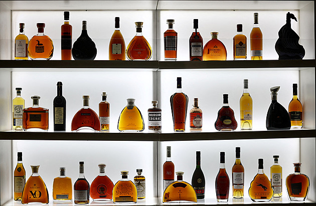 Bolehlav výrobců alkoholu. Ve skladech se jim hromadí sudy za miliardy