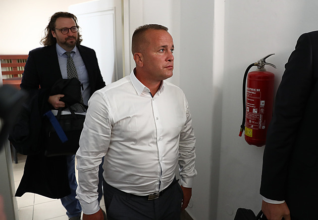 Cyklista se hádal s řidičkou, která pak zemřela. Nemůže za to, osvobodil ho soud