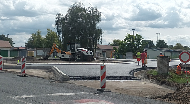 Omezení pro auta i veřejnou dopravu. V Lovosicích staví roky zvažovaný kruháč