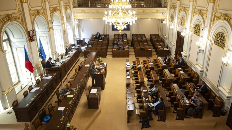 Podmínky pro poskytovatele úvěrů mají zpřísnit. Politici chtějí omezit i reklamu na půjčky