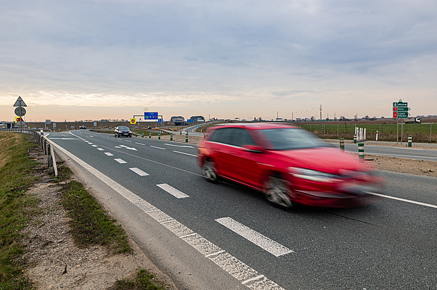 Dálnici D11 zastavila hromadná nehoda. Komplikace byly v obou směrech