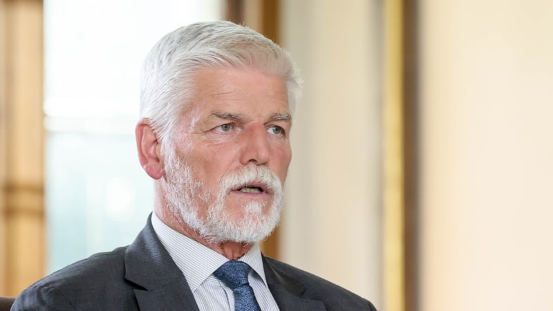 Pavel vetoval změny v zaměstnávání státních úředníků. Stavební zákon a EET podepsal