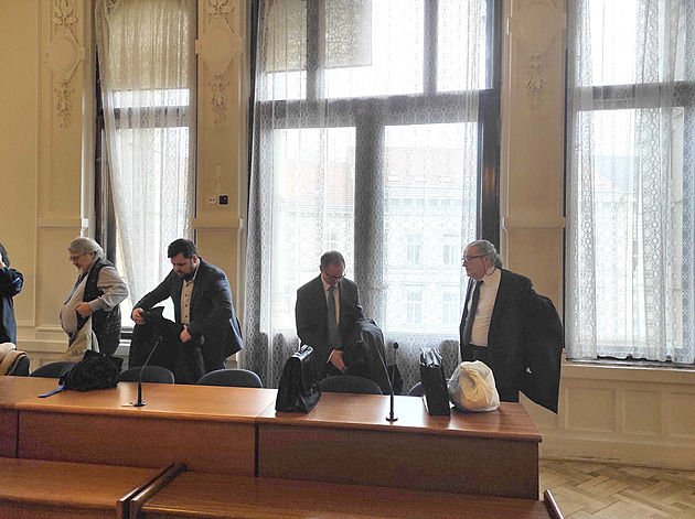 Do gay sauny šly miliony za fiktivní převozy mrtvých, soud dvojici zmírnil tresty