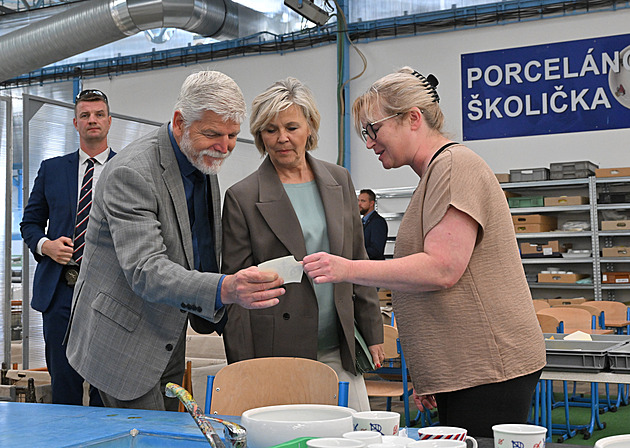 Prezident si prohlédl porcelánku Thun v Nové Roli, přijede i na zámek Bečov