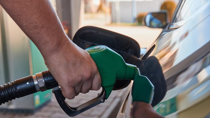 Litr nafty za 60 korun? Ekonom popsal, kdy hrozí černý scénář