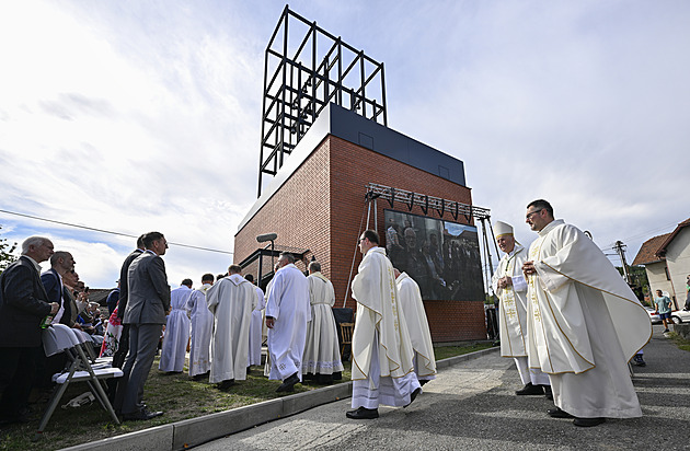 V Loučce otevřeli kapli Jana Pavla II., její dominantou je unikátní zvonohra