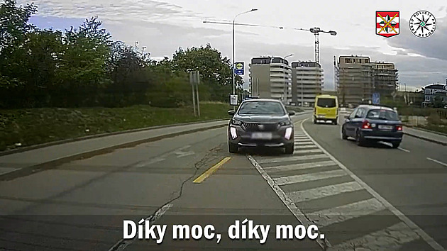 Rodiče spěchající do porodnice uvázli v páteční špičce, hlídka je protáhla kolonou