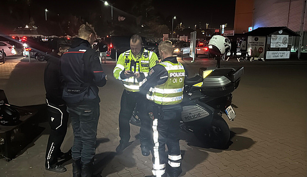 Policejní zákrok na „ilegálním“ tuningovém srazu: stovky přestupků a sebraný řidičák