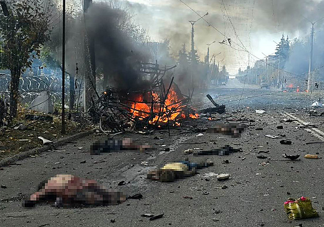 Rusové zasáhli klouzavými bombami linkové autobusy, zabili třicet lidí