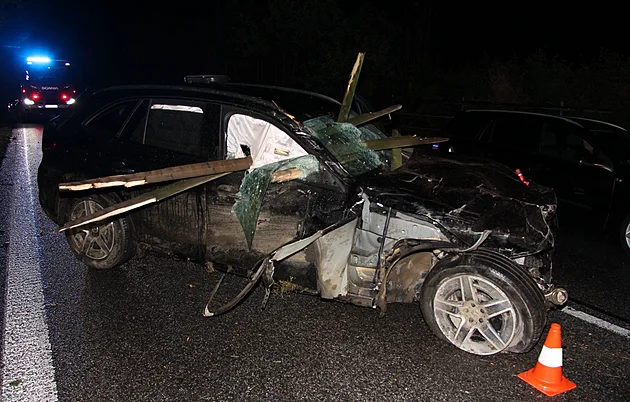 Řidič ve velké rychlosti probořil ohradu, prkna prošpikovala kabinu auta