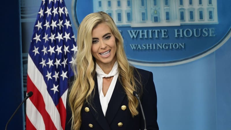 CNN: Tvrdí o sobě, že je právnička, ale není. Trumpově mluvčí může hrozit pokuta i vězení