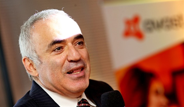 Ukrajina bude po zradě zpoza oceánu čelit těm nejtemnějším měsícům, míní Kasparov
