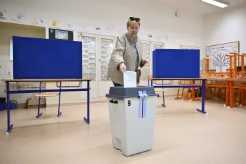 Voliči ve druhém kole vybírají senátory. Hlasování provází nižší účast