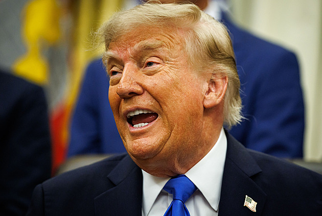 Trump přiznal, že se líčí sám. Takto si udržuje svou oranžovou tvář