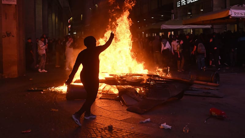 Výtržnosti v Itálii: Přidaly se i děti migrantů. Rozzuřený otec hrozil synovi rozbitím hlavy