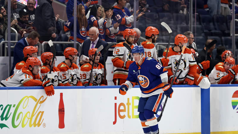 Slafkovský předvedl sólo jako Jágr zamlada. Z Čechů v NHL dal gól Palát, Pastrňák ostrouhal