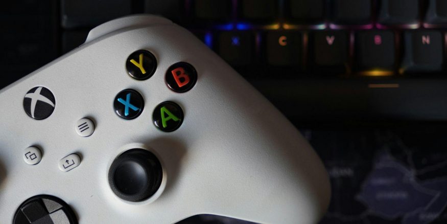 Na Xboxu Series X lze hrát hry pro PlayStation 5. Má to ale háček