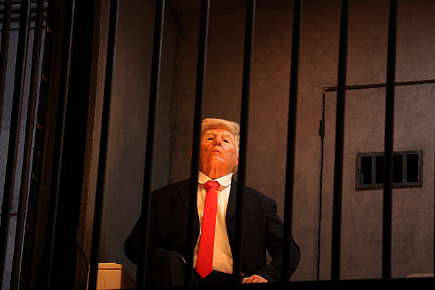 Trumpa zavřeli za mříže. Írán se vysmívá USA, „vězeň“ má i prezidentovy pohyby