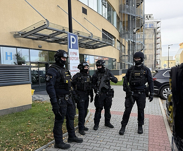 Lidé ohlásili podezřelého s nožem v nemocnici. Na místo vyjelo několik jednotek