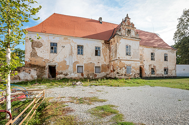 Točila se tu Svatba upírů nebo Zlatí úhoři. Teď zámeček ve Bzí zase ožívá
