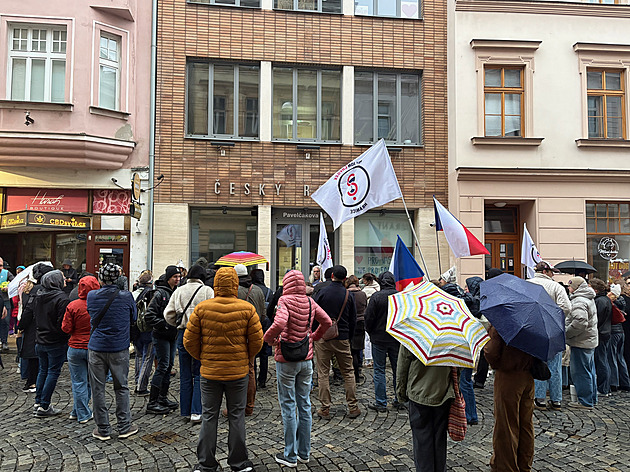 Stovka lidí protestovala v Olomouci za veřejnoprávní média. Babišovi psali dopisy