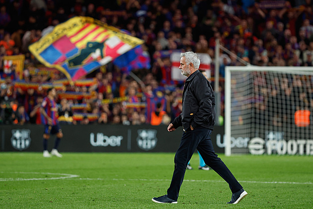 Vyplazený jazyk i skluz po kolenou. Jak si Mourinho vychutnal návrat na Camp Nou